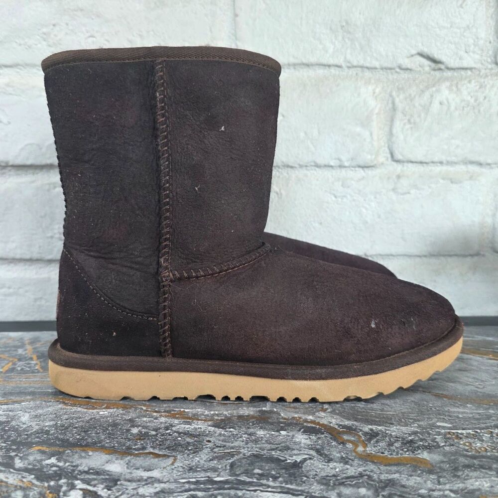 UGG Classic Short Chocolate Brown Suede Sheepskin Boots Size 6
